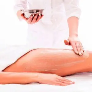 Banho de Lua realizado em cliente no Studio Bronze Jardim Guanabara, em Goiânia. Tratamento corporal com clareamento dos pelos e hidratação da pele.