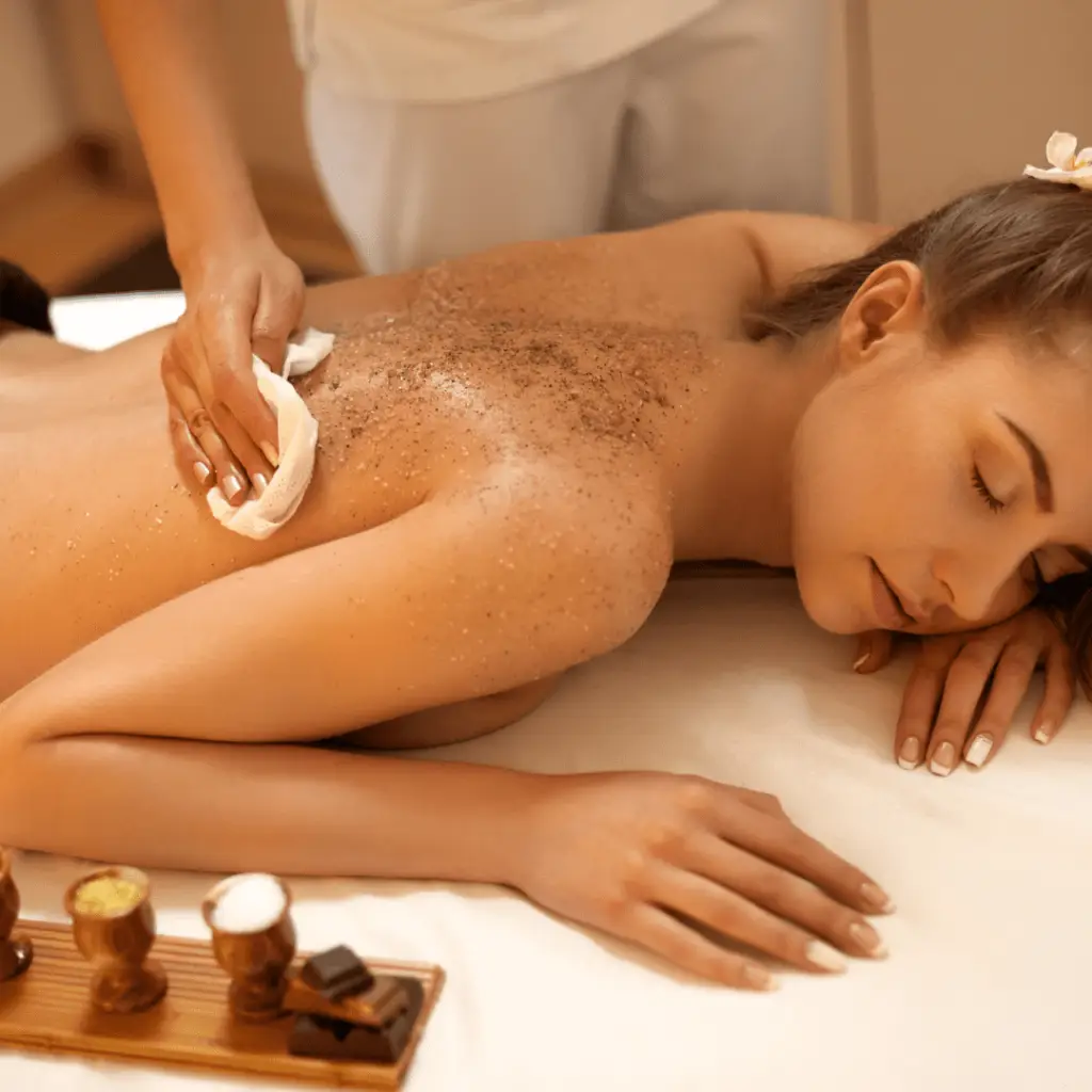 Esfoliação pré-bronze realizada no Studio Bronze Jardim Guanabara, preparando a pele para o bronzeamento natural.