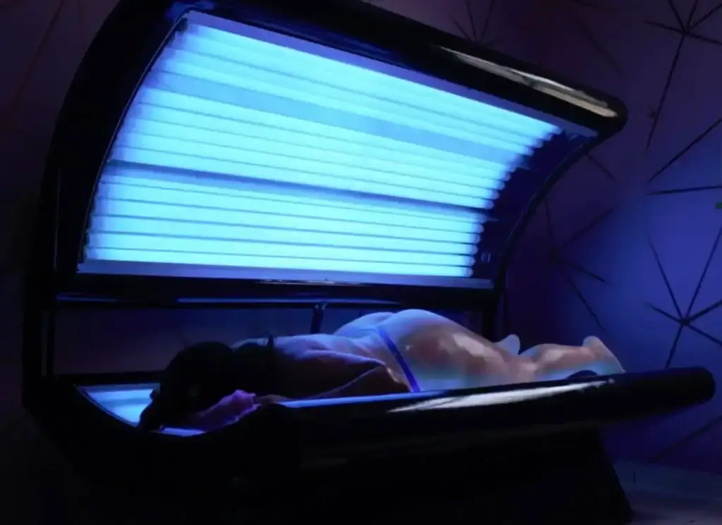 foto de uma sessão de Bronzeamento artificial em goiania sendo realizado no studio bronze jardim guanabara