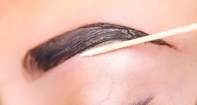 mulher recebendo tratamento estético de design de henna em goiânia