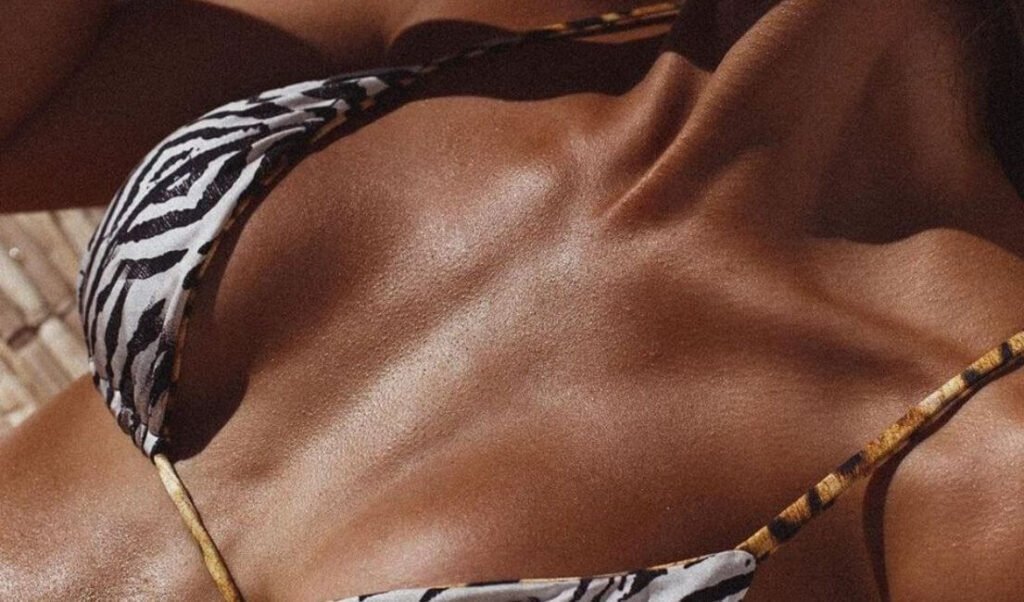 Mãe sorrindo com pele bronzeada após bronze em Goiânia no Dia das Mães